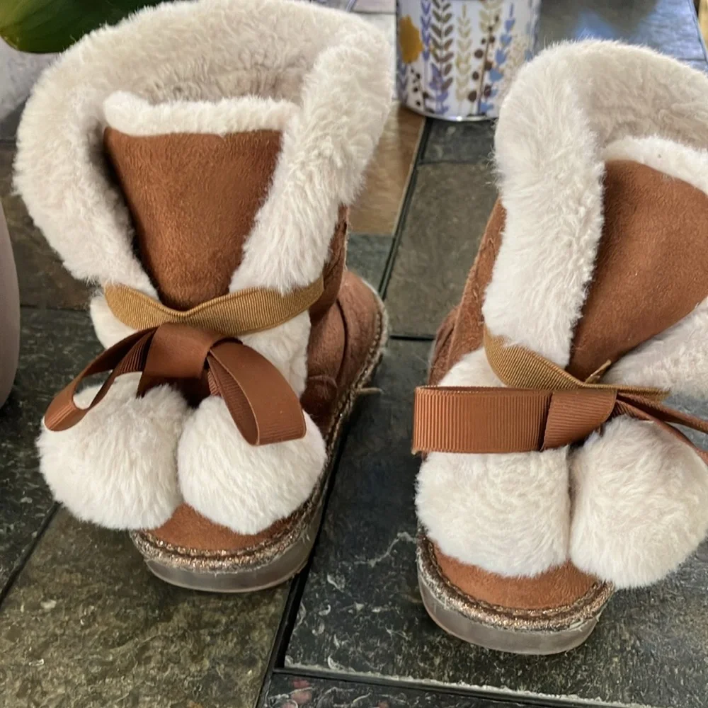 Little girl winter boots used tan with furry lining‎ size 10
